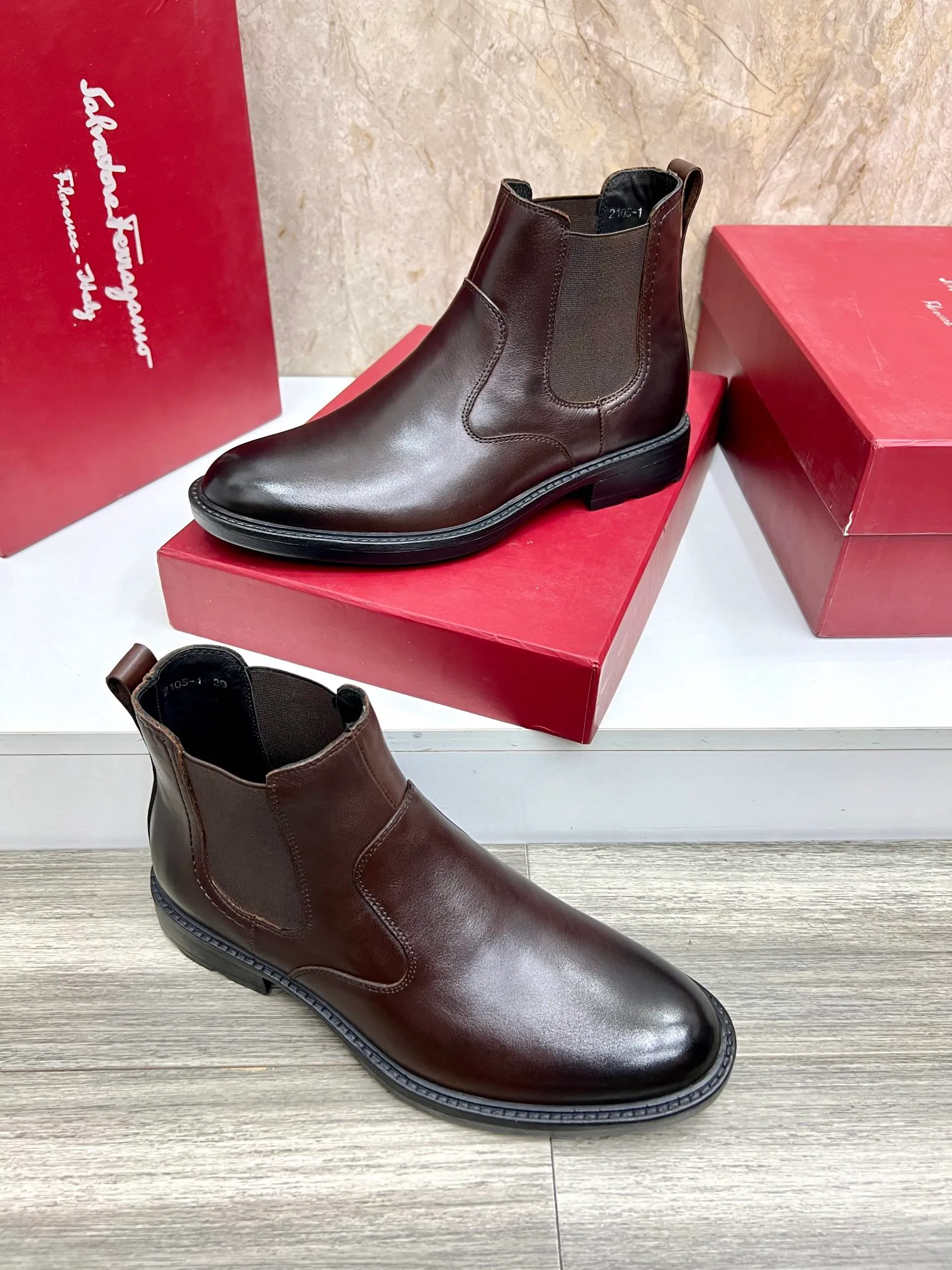 Original order quality: Men's shoes 💰700 Brand: Ferragamo (Ferragamo) One size larger: Men's size 38-44 (45 customized) Grade: Same style as the official website High-end men's shoes Material: Original cowhide, cowhide lining, original outsole Style category: Chelsea men's boots Fashion trend Color: Actual picture